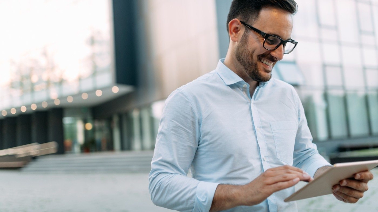 portrait-of-businessman-in-glasses-holding-tablet-AWVHCJU-min