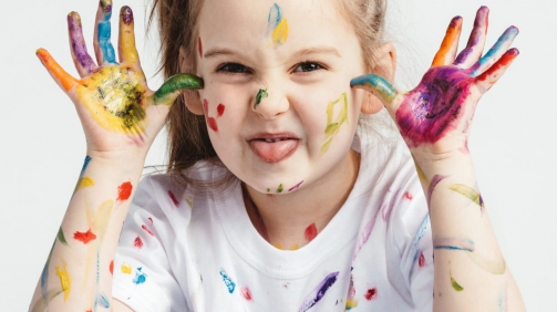 little-girl-covered-in-paint-making-funny-faces-P7MR25N-e1589450524799-min