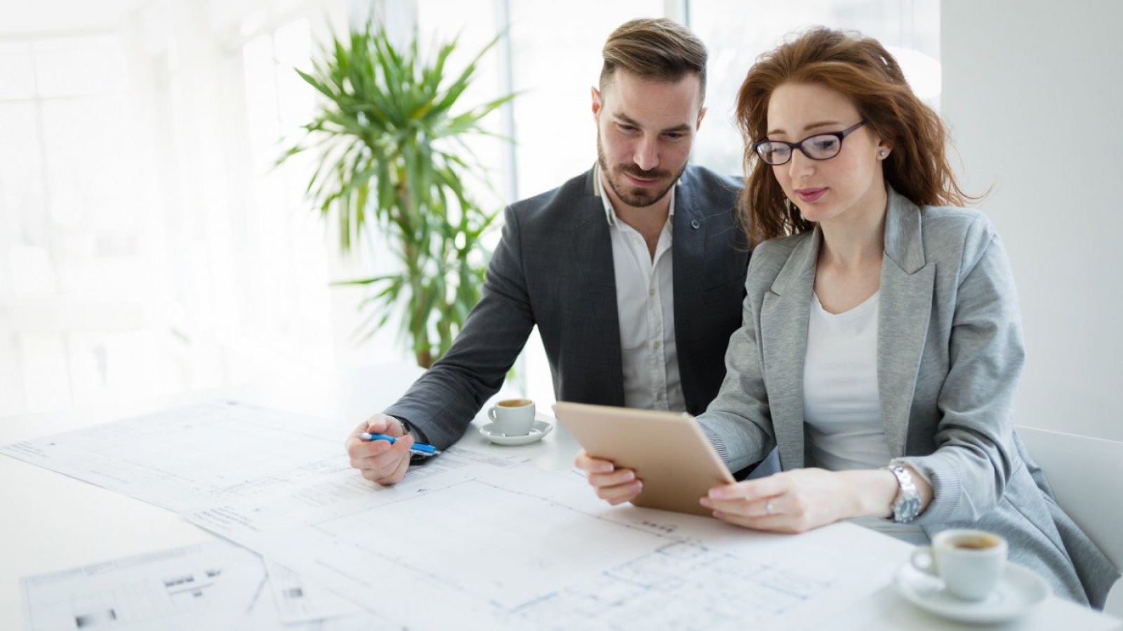 portrait-of-young-architect-woman-on-meeting-KFZCE3A (3)