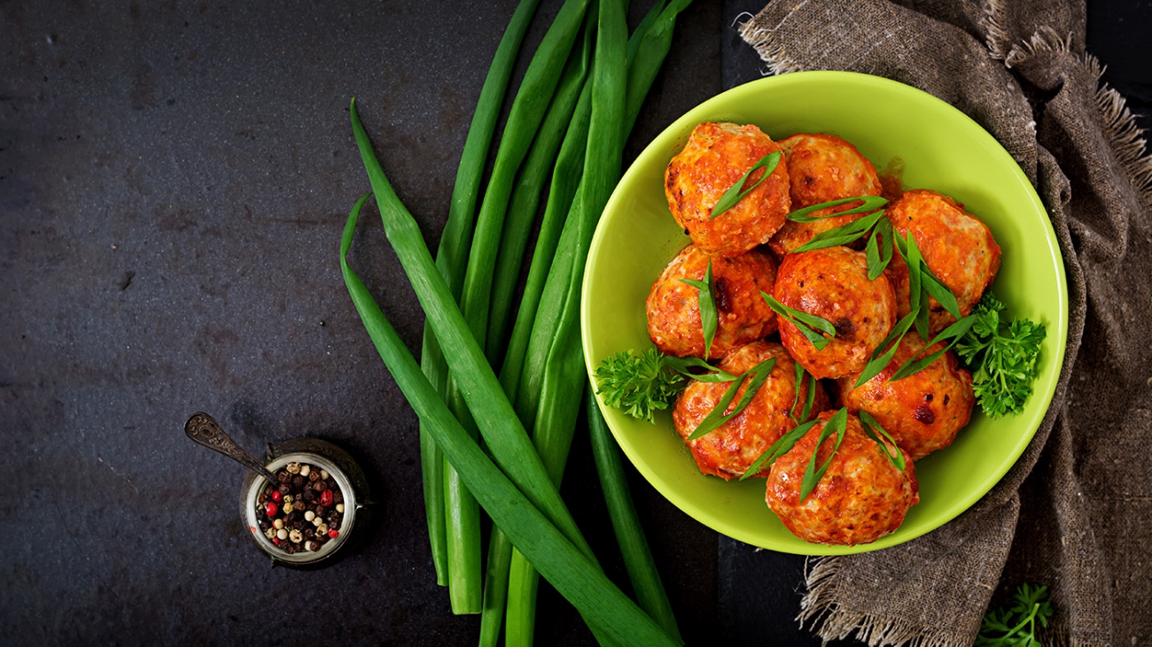 baked-meatballs-of-chicken-fillet-in-tomato-sauce-PGK6PTMgty