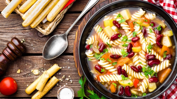 minestrone-soup-vegetable-soup-with-pasta-PHU79AS-620x46555h