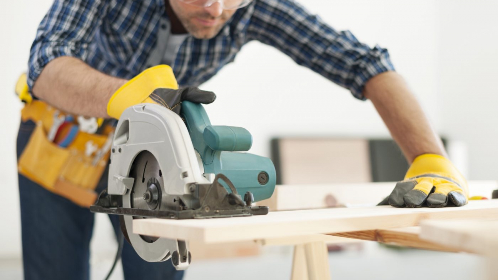 carpenter-working-with-circular-saw-min